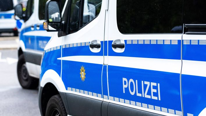 Symbolbild:Polizeifahrzeuge.(Quelle:imago images/T.See)