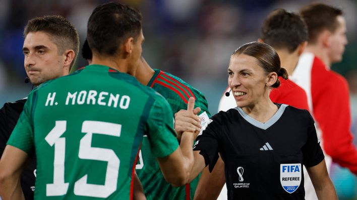 Die französische Schiedsrichterin Stéphanie Frappart bei der WM in Katar. / imago images/Xinhua