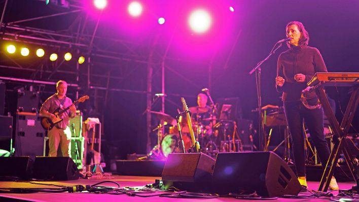 Archivbild:Stereolab performen bei einem Konzert am 02.09.2021.(Quelle:imago images/R.Gray)