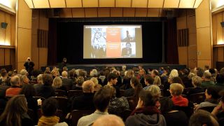 Kinobesucher kommen zur Filmvorführung in den Neuen Kammerspielen in Kleinmachnow (Quelle: imago images/Martin Müller)