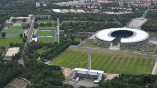 Olympiastadion Berlin mit Maifeld, Luftaufnahme (Quelle: imago images/Matthias Koch)