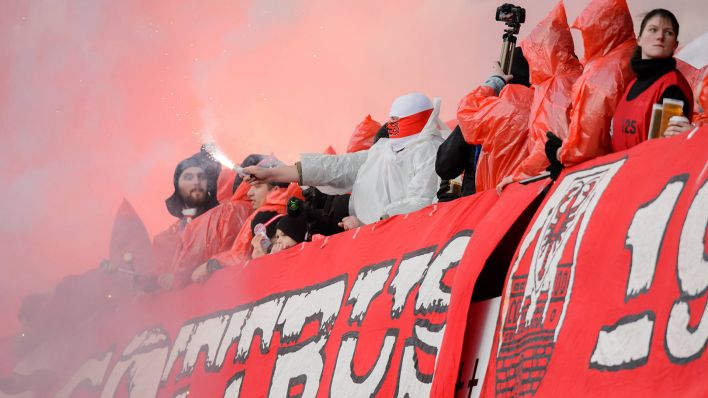 Die Fans des FC Energie Cottbus zünden Pyrotechnik (imago images/photoarena/Eisenhuth)