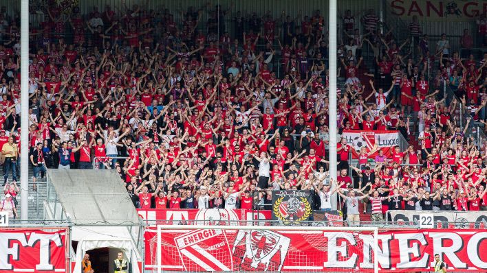 Die Fans des FC Energie Cottbus im Stadion der Freundschaft (imago images/Fotostand)