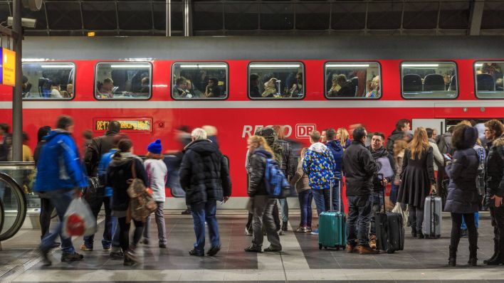 Reisende auf dem Berliner Hauptbahnhof steigen in einen DB Regio Express. (Quelle: imago images)