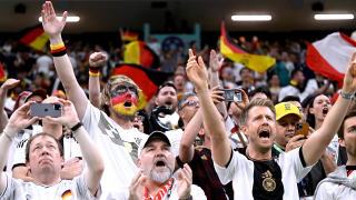 Fans der deutschen Nationalmannschaft in Katar beim Spiel gegen Spanien. Quelle: imago images/Laci Perenyi