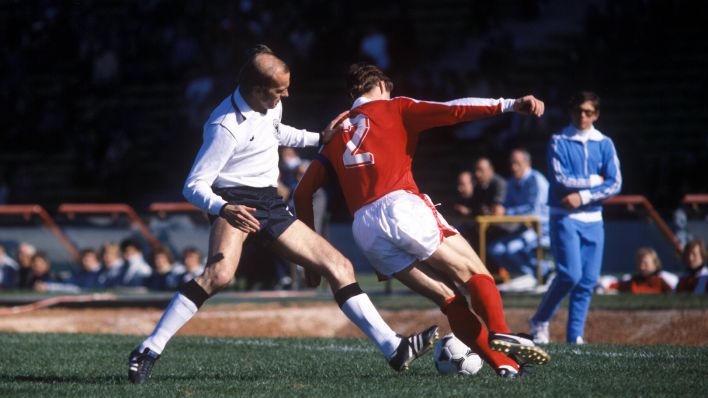 Erich Beer im Zweikampf mit dem Österreicher Robert Sara bei der WM 1978 in Argentinien (imago images/Pressefoto Baumann