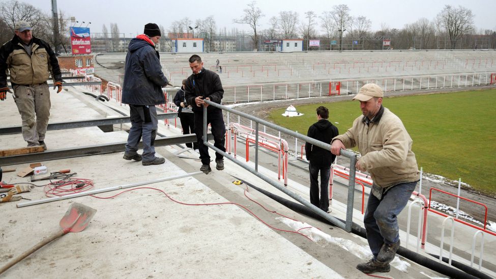 Freiwillige Helfer beim Umbau des Stadions an der Alten Försterei (imago images/Matthias Koch)
