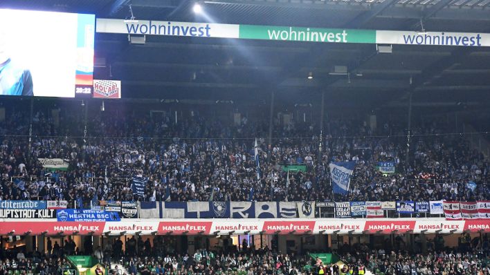 Hertha-Fans im Gästeblock in Bremen. Quelle: imago images/Matthias Koch