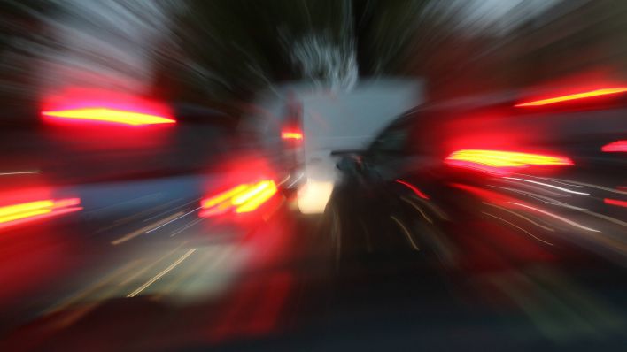Autos mit Bewegungsunschärfe bei Nacht fotografiert (Quelle: imago/Ralf Kremming)