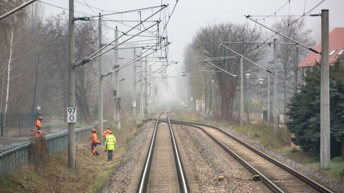 Symbolbild: Mitarbeiter der Deutschen Bahn AG arbeiten an Gleisanlagen 20.04.2021 (Bild: imago images/Dirk Sattler)