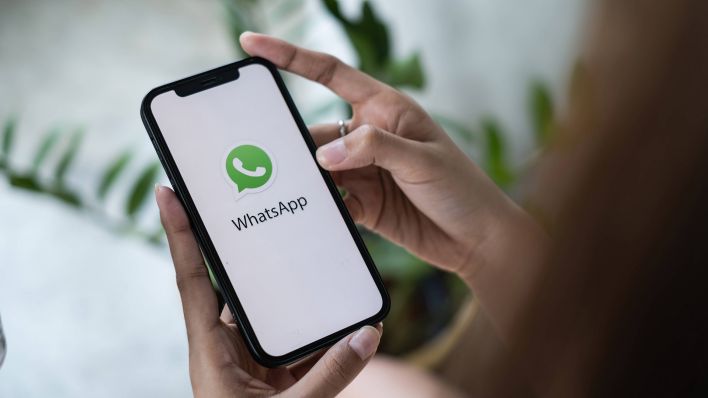 Symbolbild: Eine Person hält ein Smartphone mit dem Whatsapp-Logo auf dem Bildschirm