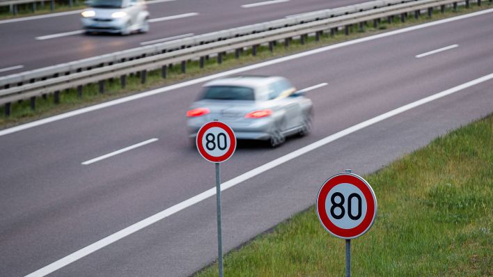 Symbolbild: Ein Straßenschild mit der Geschwindigkeitsbegrenzung von 80 km/h (Quelle: IMAGO/Rainer Keuenhof)