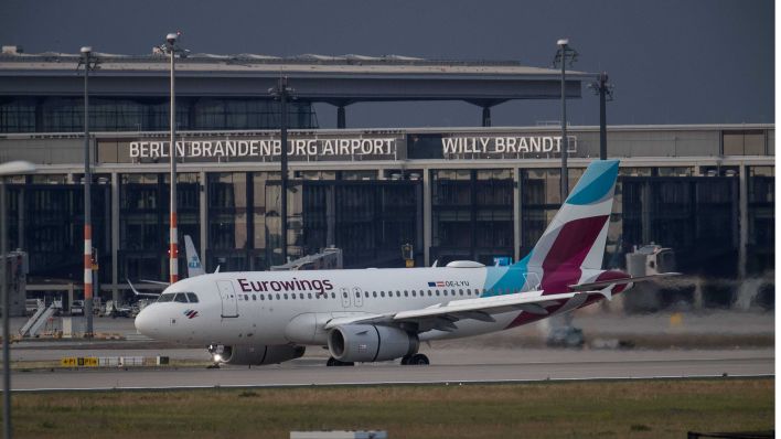 Eurowings-Flugzeug am 9.6.22 am Flughafen BER (Bild: imago images/Rainer Keuenhof)