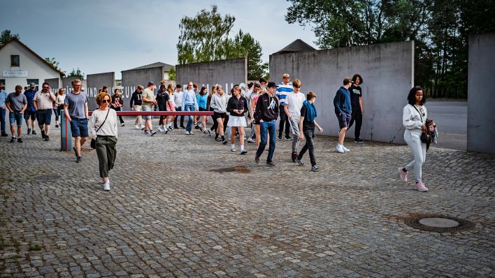 Besucher auf dem Weg in die Gedenkstätte Sachsenhausen. (Quelle: imago images/Jürgen Ritter)
