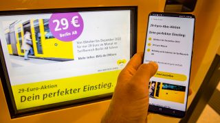 Symbolbild: Ein Ticketautomat der BVG und ein Handy mit der BVG App (Quelle: IMAGO/Emmanuele Contini)