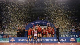 Die Volleyballerinnen des SC Potsdam feiern ihren Super-Cup-Sieg (imago images/Pressefoto Baumann)