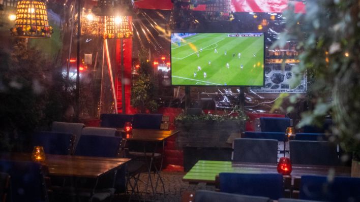 Ein leeres Restaurant, in dem ein Fußballspiel gezeigt wird (Imago/Seeliger)