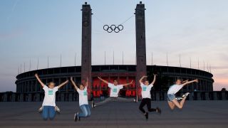 Fünf Personen springen vor dem Berliner Olympiastadion in die Luft (Imago/Camera 4)