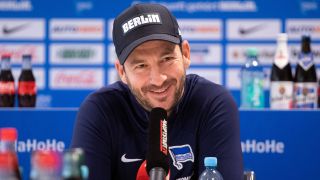 Hertha-Trainer Sandro Schwarz bei einer Medienrunde (imago images/Matthias Koch)
