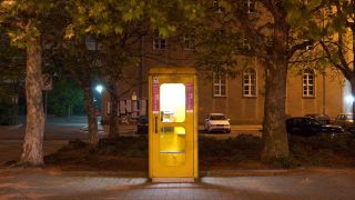 Eine gelbe Telefonzelle in Berlin-Mitte. (Quelle: imago images/Seeliger)