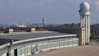 Archivbild: Hangar und Radarturm des Flughafens Berlin-Tempelhof. (Quelle: imago images/T. Lebie)