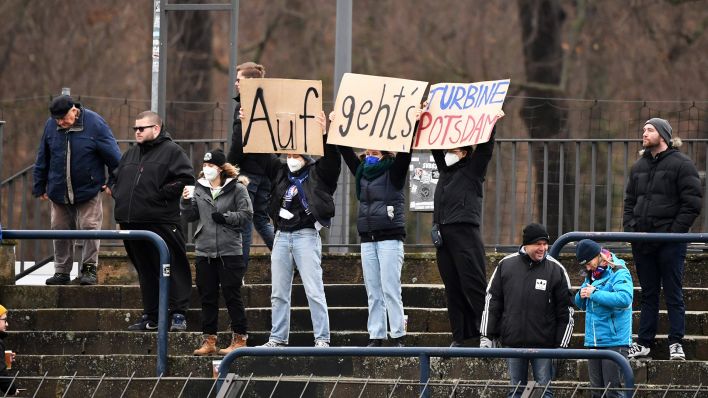 Fans von Turbine Potsdam während eines Spiels im Karl-Liebknecht-Stadion. Quelle: imago images/Matthias Koch