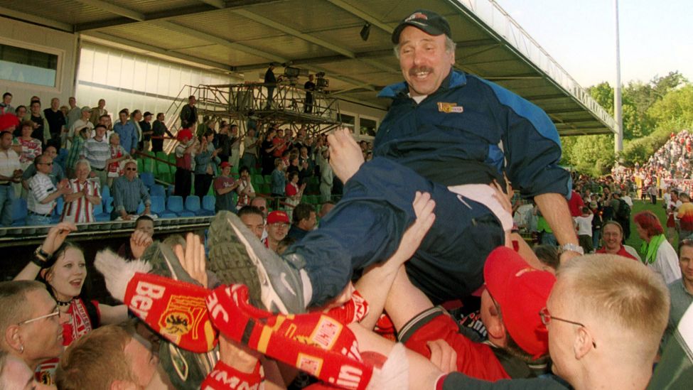 Die Fans des 1. FC Union Berlin tragen ihren Trainer Georgi Vassilev nach dem Aufstieg in die 2. Bundesliga im Jahr 2001 auf Händen (imago images/Contrast)