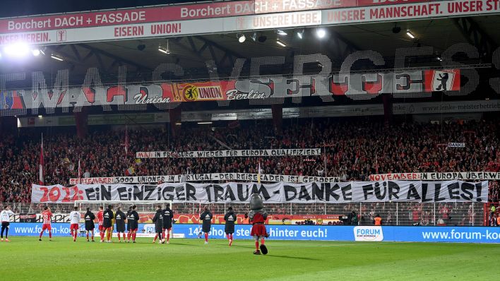 Die Fans des 1. FC Union Berlin bedanken sich bei der Mannschaft für ein gelungenes Jahr 2022 (imago images/Matthias Koch)