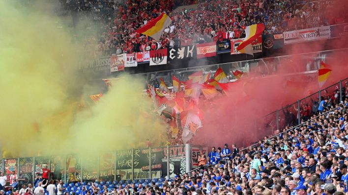 Rauch steigt aus dem Union-Fanblock auf beim Spiel auf Schalke. (Bild: IMAGO / Matthias Koch)
