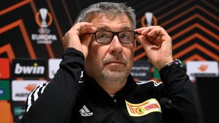 Unions Trainer Urs Fischer richtet sich die Brille auf der Pressekonferenz vor dem Europa-League-Spiel gegen Saint-Gilloise (imago images/Belga)
