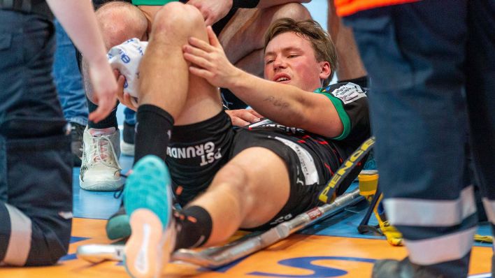 Füchse-Rechtsaußen Valter Chrintz hält sich nach seiner Verletzung in Minden schmerzverzerrt das Knie (imago images/Eibner)