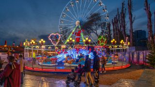 Archivbild: Ein Riesenrad und ein Karussell auf dem Weihnachtsmarkt Winterwelt an der Frankfurter Allee in Berlin-Lichtenberg. (Quelle: imago images/V. Hohlfeld)