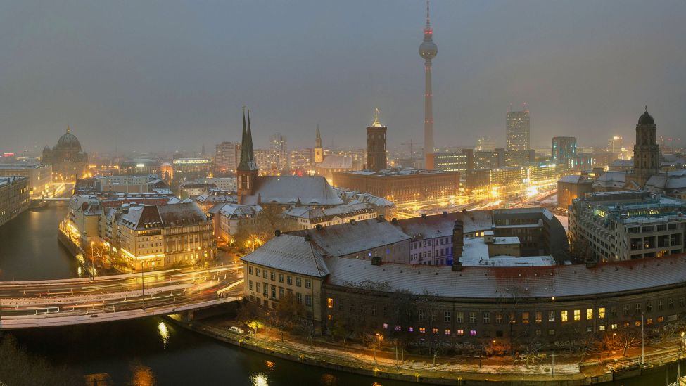 Schnee bedeckt das Zentrum von Berlin Mitte. 19.11.2022, Panorama der Innenstadt in Berlin Mitte. (Quelle: imago images/D. Sattler)