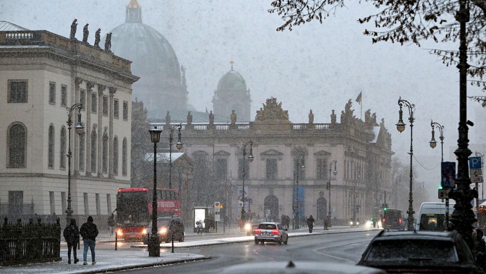 Dichtes Schneetreiben ist am frühen Nachmittag an der Straße "Unter den Linden" in Berlin Mitte zu sehen. (Quelle: dpa/J. Kalaene)