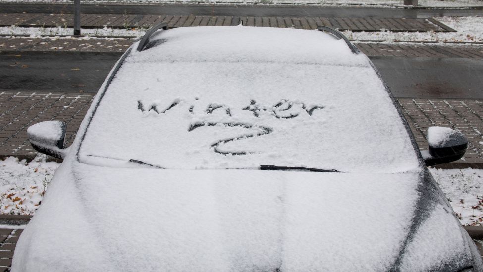 Der Winter ist da. Schneefälle bis ins Tiefland gab es an einer Luftmassengrenze in Ostdeutschland. (Quelle: imago images/B. März)