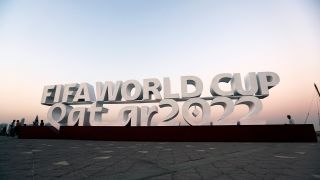 Ein Werbeschild in Doha für die Fußball-WM 2022 in Katar (imago images/Laci Perenyi)