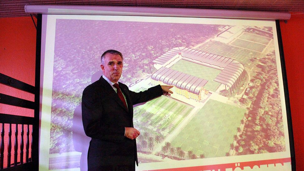 Union-Präsident Dirk Zingler stellt 2007 die Pläne für den Umbau des Stadions an der Alten Försteri vor (imago images/Matthias Koch)
