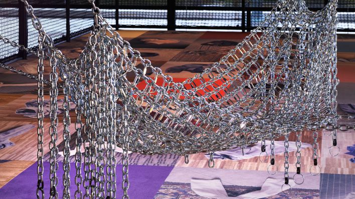 Chainswing Leather Round, 2022, Ausstellungsansicht Neue Nationalgalerie (Quelle: VG-Bild Kunst, Bonn, 2022/Nationalgalerie, Staatliche Museen zu Berlin/Jens Ziehe)