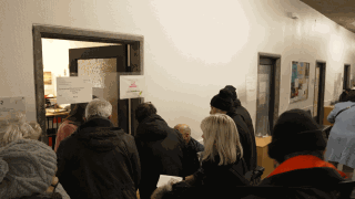 Menschen warten im November 2022 am Schalter im Sozialamt Reinickendorf auf Beratung. (Quelle: rbb)