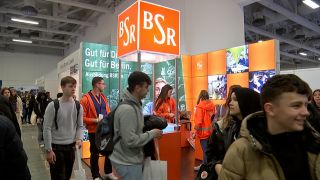 Die BSR wirbt auf der Messe "Einstieg Berlin" um Auszubildende. (Bild: rbb)