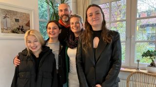 Die Berliner Gastfamilie Voigt mit ihren neuen Mitbewohnern, den Geflüchteten Frauen aus der Ukraine (Quelle: rbb/Wolf Siebert)