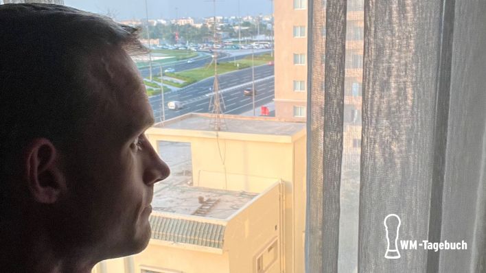 rbb-Sportreporter Dirk Walsdorff schaut aus dem Hotelzimmer (rbb/Walsdorff)