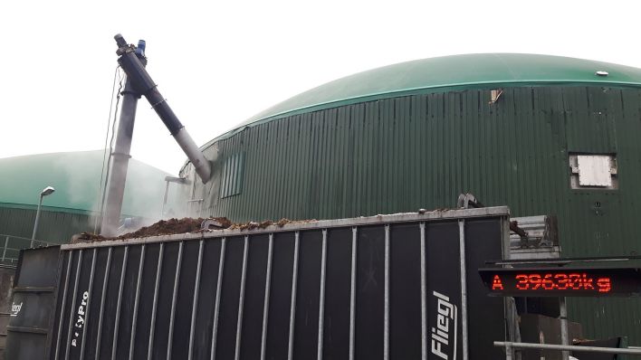 Einer der Fermenter der drei Biogasanlagen von Timo Wessels in Damsdorf, Trechwitz und Götz. 2021 haben die Anlagen zusammen 23.000.000,00 KWh Strom und 17.000.000,00 KWh Wärme produziert. (Quelle: rbb/Susanne Hakenjos)