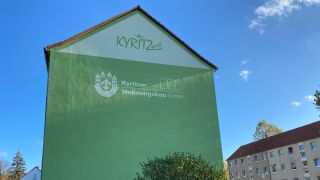 Eine Hausfassade mit der Aufschrift "Kyritzer Wohnungsbau Gmbh", aufgenommen am 05.11.2022. (Quelle: rbb/Daniel Gäsche)