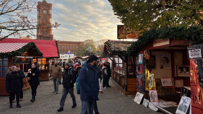 Der Weihnachtsmarkt am Alexanderplatz (rbb/Lukas Witte)