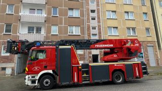Nach einem Brand in Wittenberge steht am 24.11.2022 eine Feuerwehr. (Quelle: rbb/Daniel Gäsche)