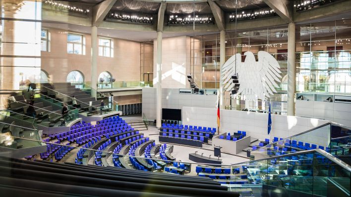 Symbolbild: Leerer Plenarsaal der deutschen Bundesregierung (Quelle: dpa/Valentin Wolf)