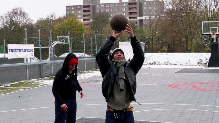 Jugendliche mit Basketball im Görlitzer Park (Quelle: rbb)
