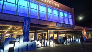 Vor der Stadthalle in Cottbus weisen Leuchtbuchstaben auf das Filmfestival hin (Quelle: Filmfestival Cottbus/Goethe)