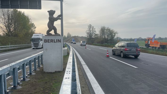 Neuer Bronze-Bär an der Autobahn A114. (Quelle: rbb)